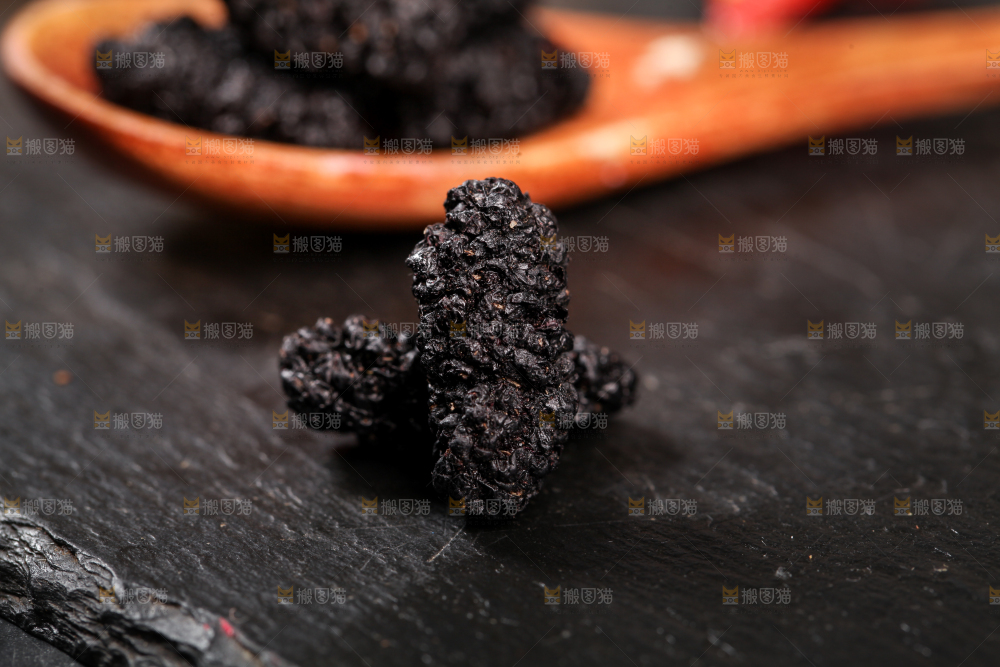 黑底上放着桑葚