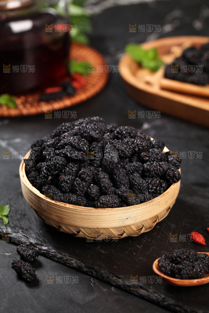 黑底上放着一筐桑葚干