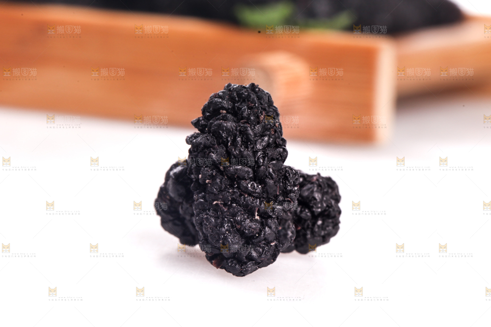 白底上放着桑葚