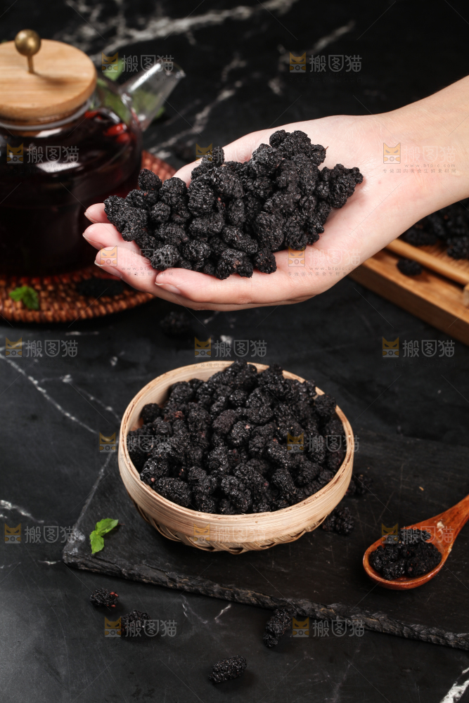 手捧着桑葚