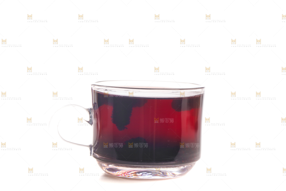 白底上放着一杯桑葚茶