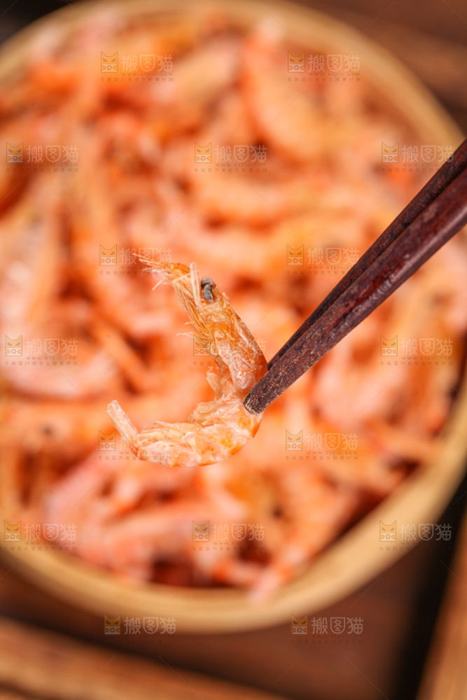 筷子上夹着红虾皮