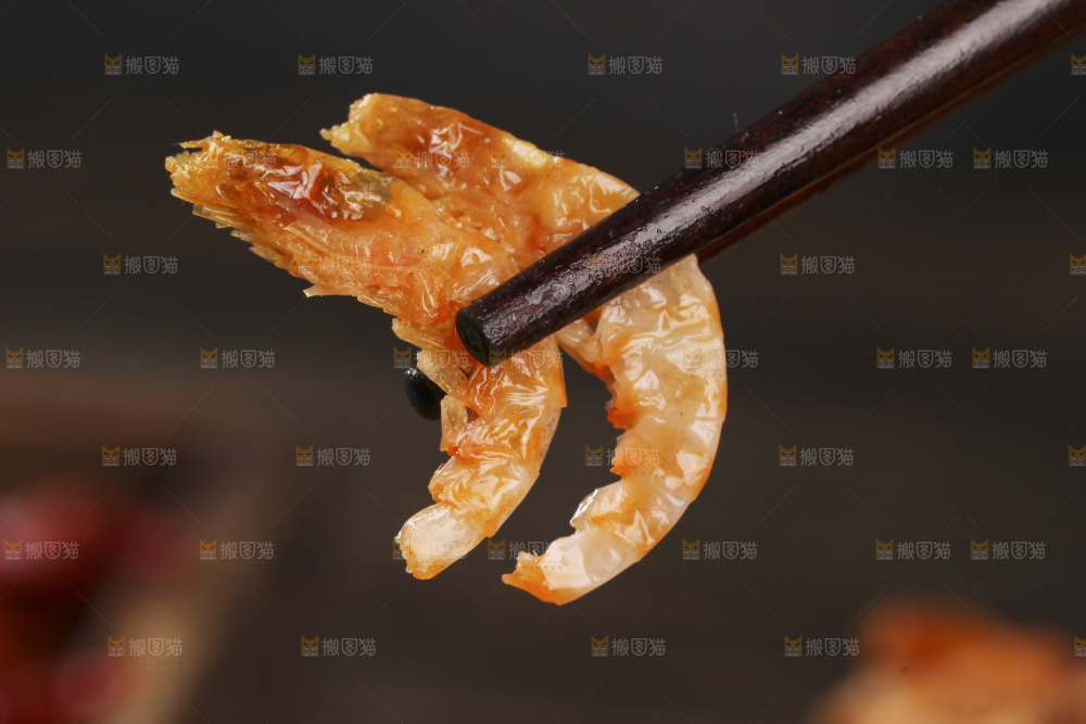 筷子上夹着红虾皮