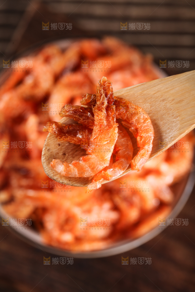 筷子上夹着红虾皮