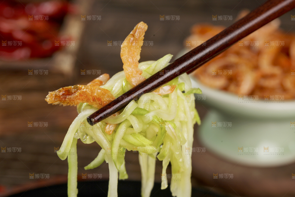 筷子上夹着红虾皮炒西葫芦