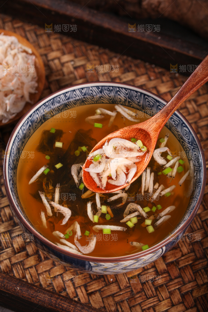 勺子上舀着紫菜虾米汤