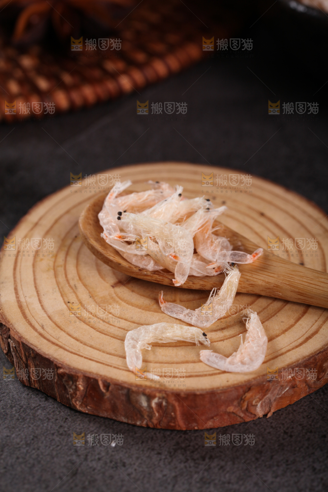 勺子上舀着虾皮