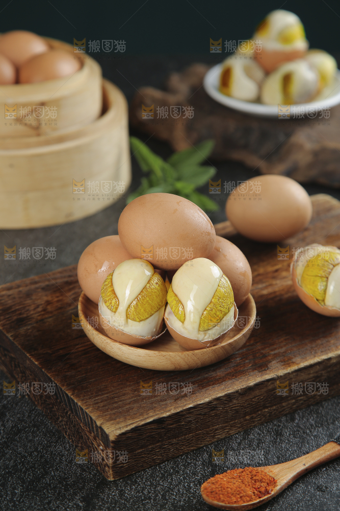 木底上放着一盘活珠子