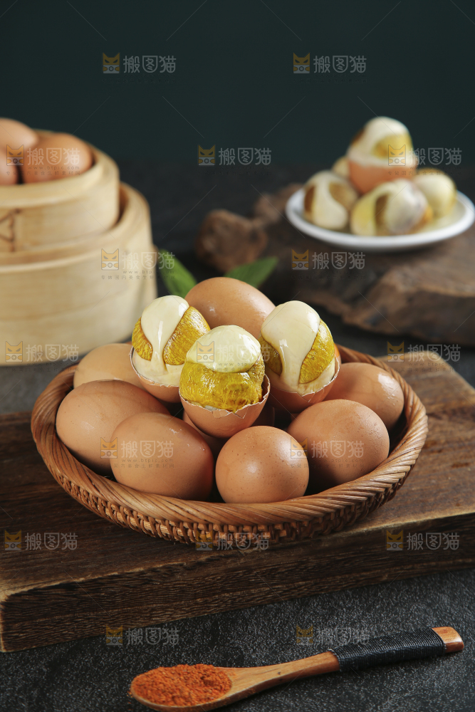 木底上放着一盘活珠子
