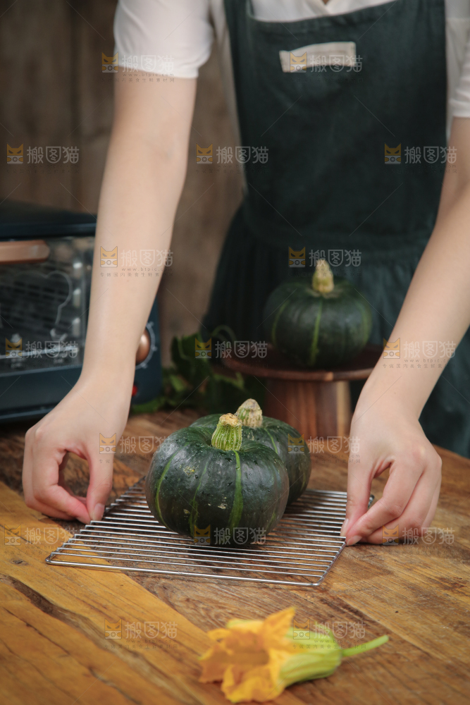 手上拿着贝贝南瓜