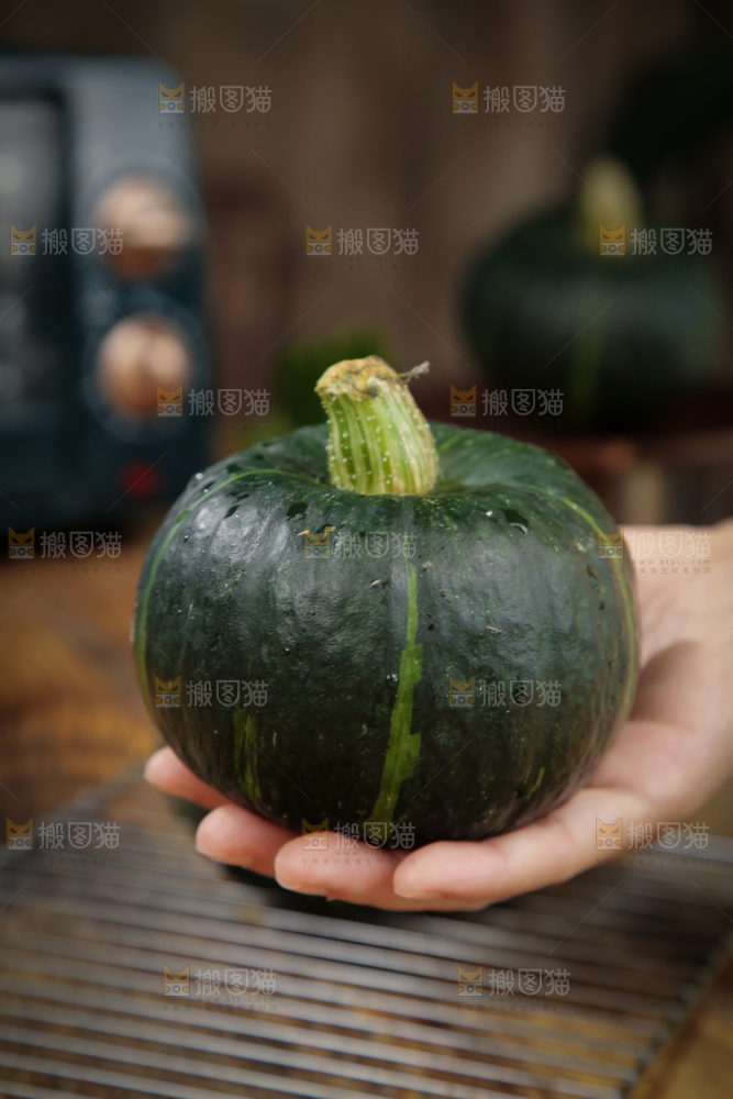 手上拿着贝贝南瓜