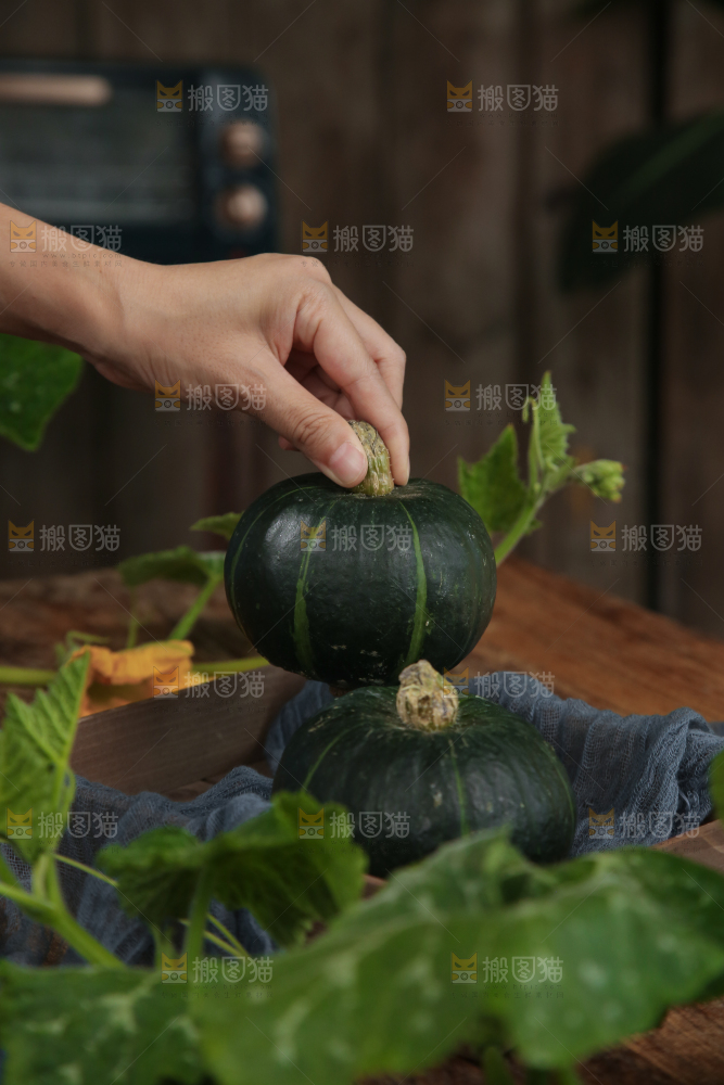 手上拿着贝贝南瓜