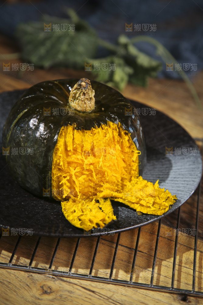 盘子里放着贝贝南瓜