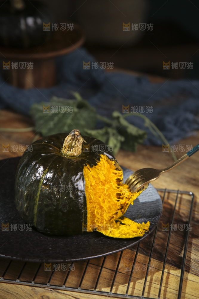 盘子里放着贝贝南瓜