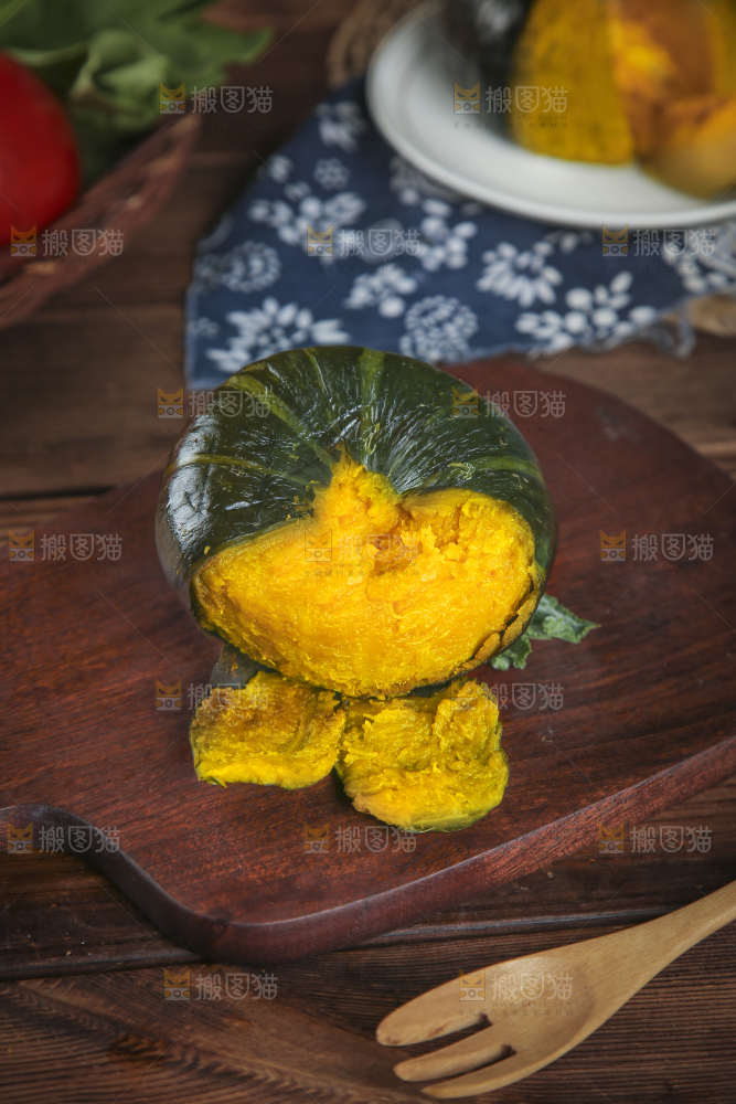 木板上放着贝贝南瓜