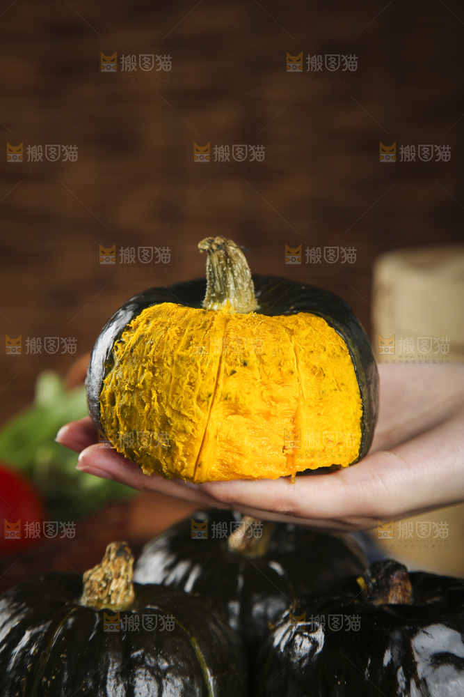 手上拿着贝贝南瓜