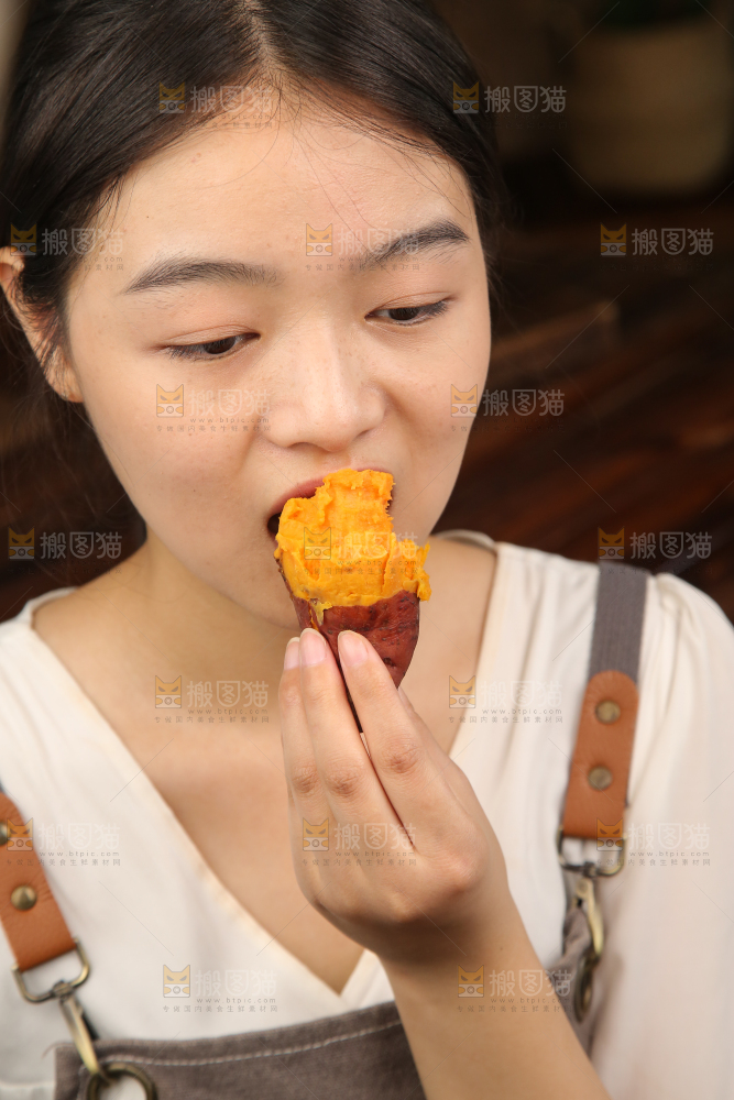 女孩手上拿着广西西瓜蜜薯