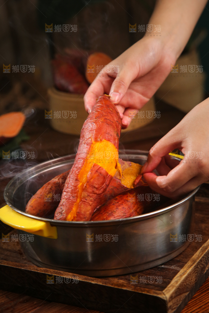 手上拿着西瓜蜜薯