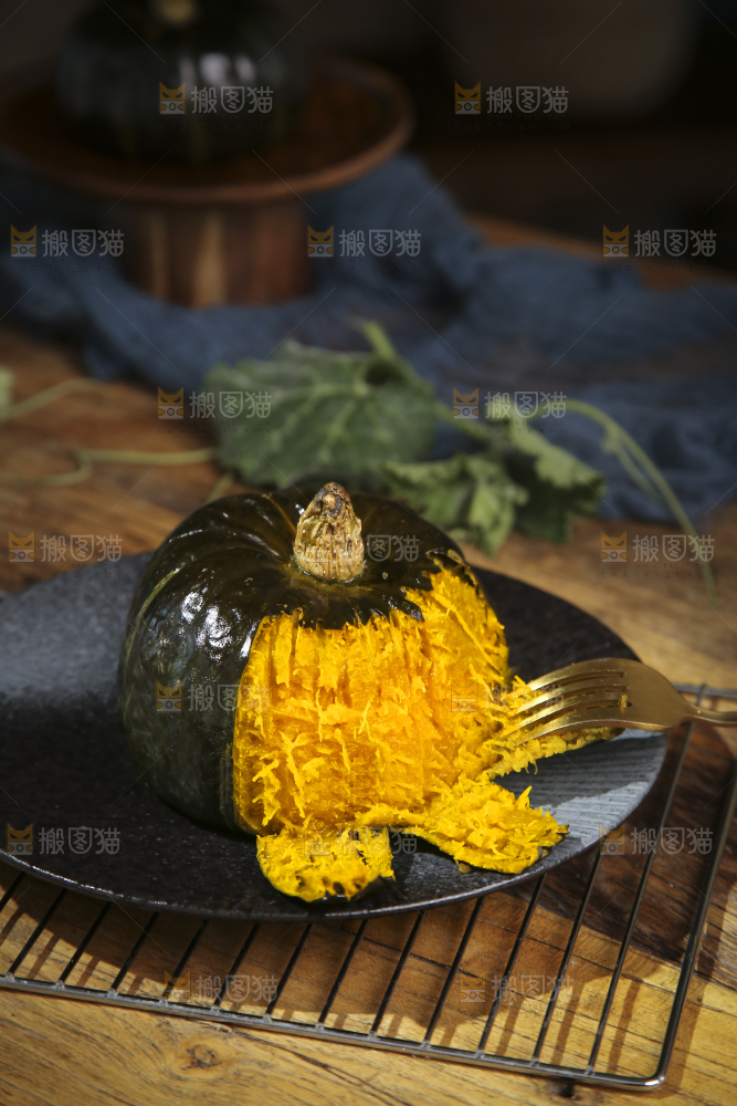 盘子里放着贝贝南瓜