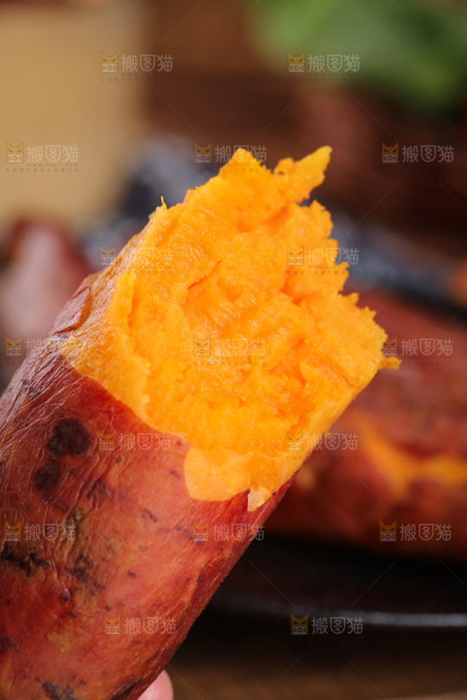 手上拿着西瓜红蜜薯