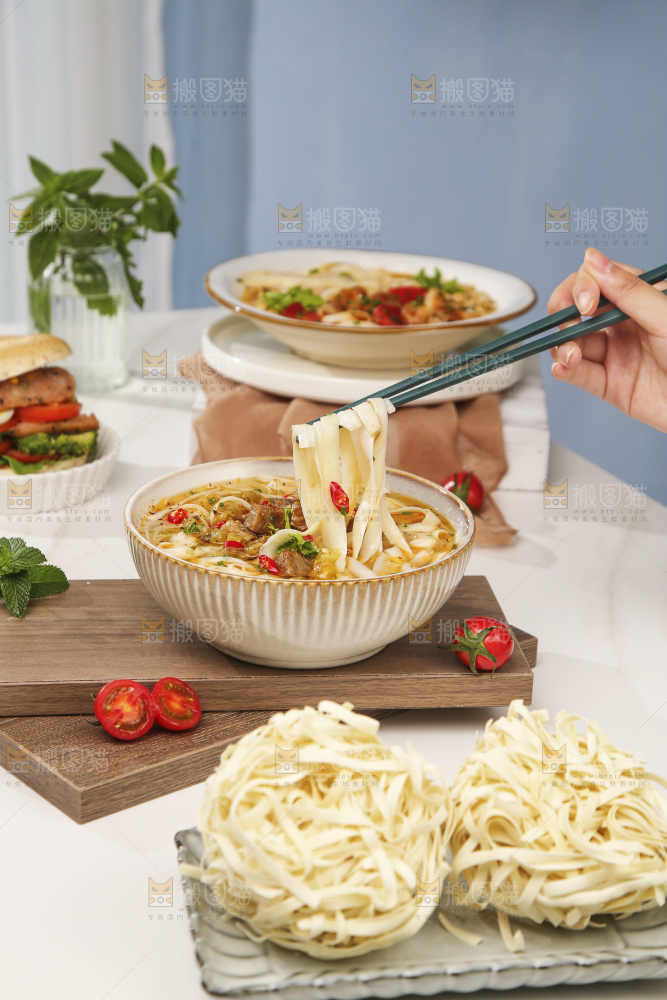 白底上放着一盘拉面面饼