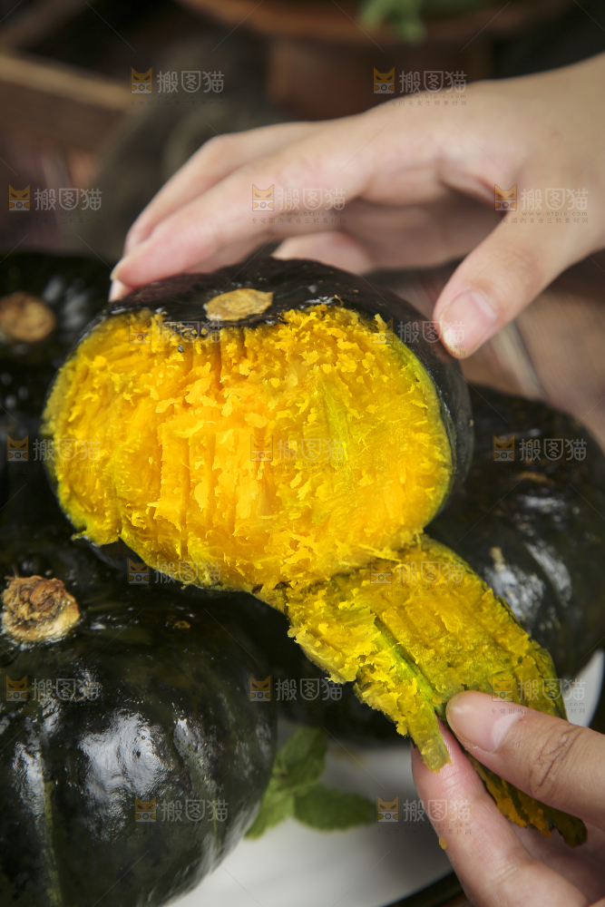 手上拿着贝贝南瓜