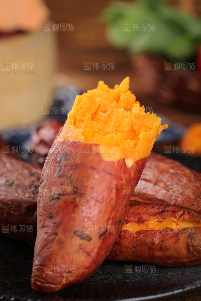 黑底上放着红蜜薯