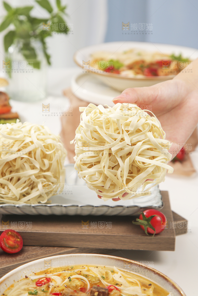 白底上放着一盘拉面面饼