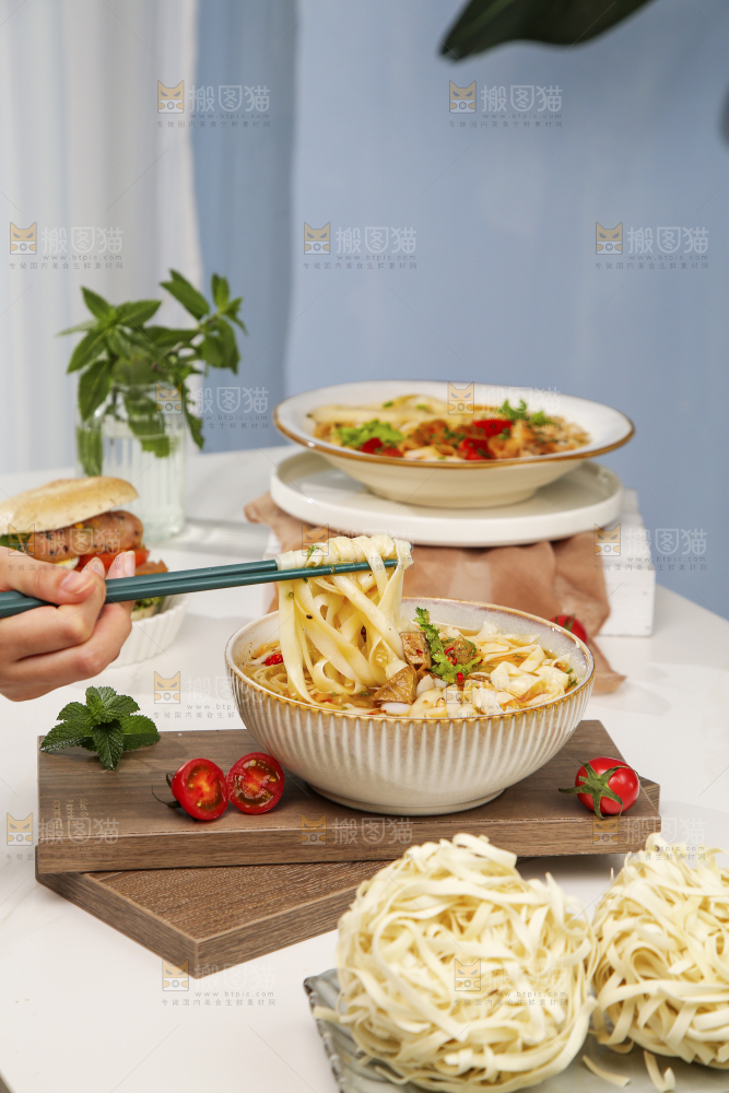 白底上放着一盘拉面面饼