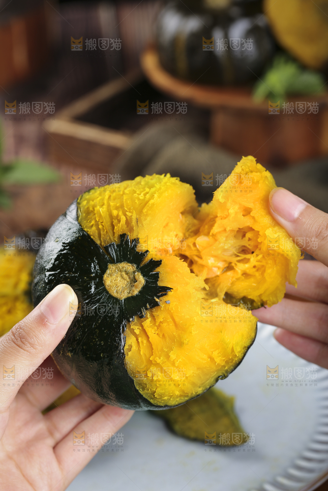 手上拿着贝贝南瓜