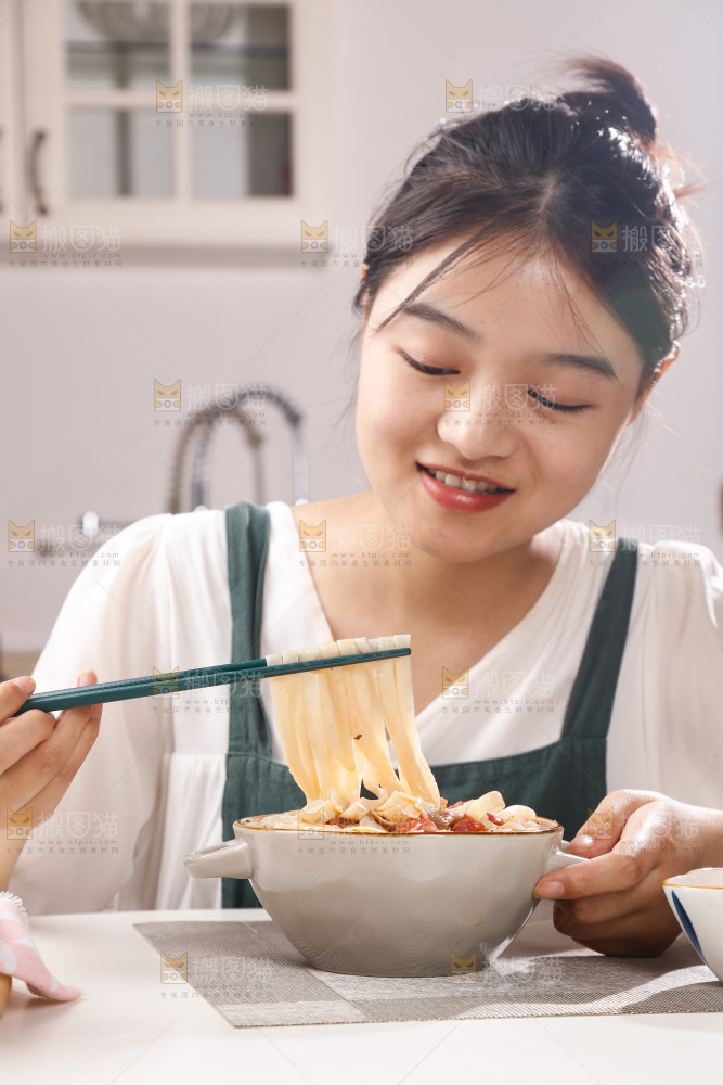 女孩正在吃拉面