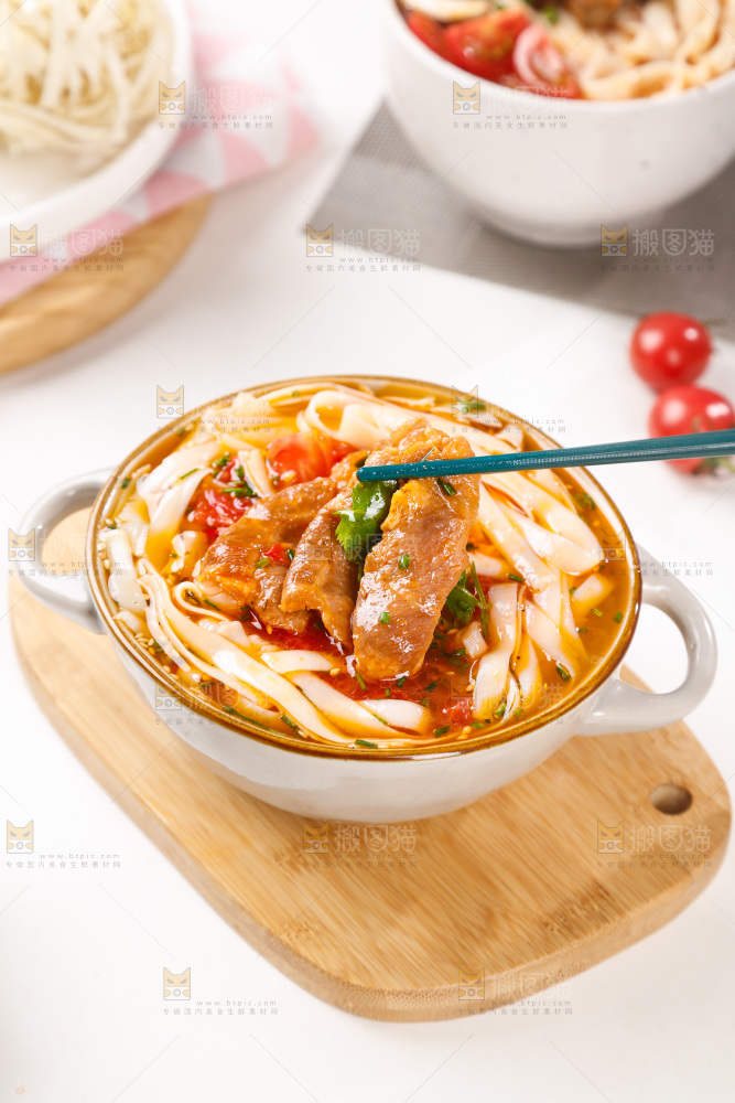 筷子上夹着的牛肉