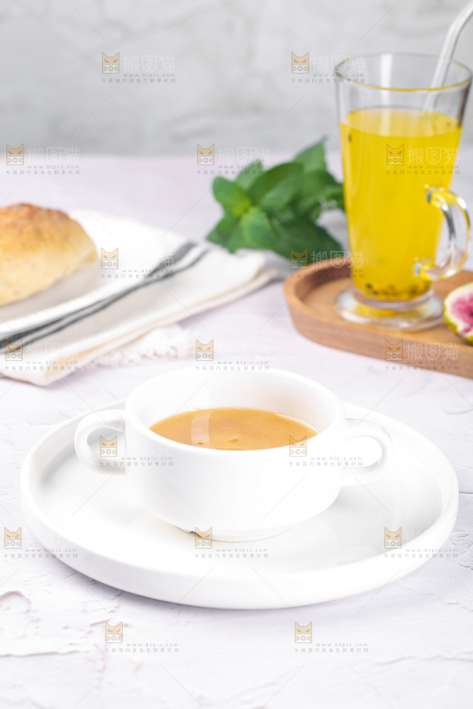 白底上放着一杯百花蜂蜜
