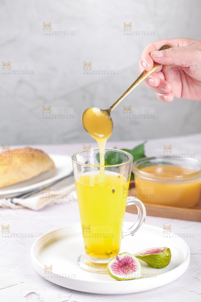 白底上放着一杯蜂蜜茶