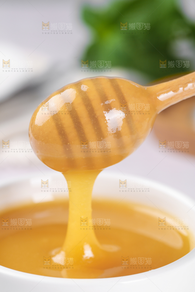 白底上放着一杯百花蜂蜜