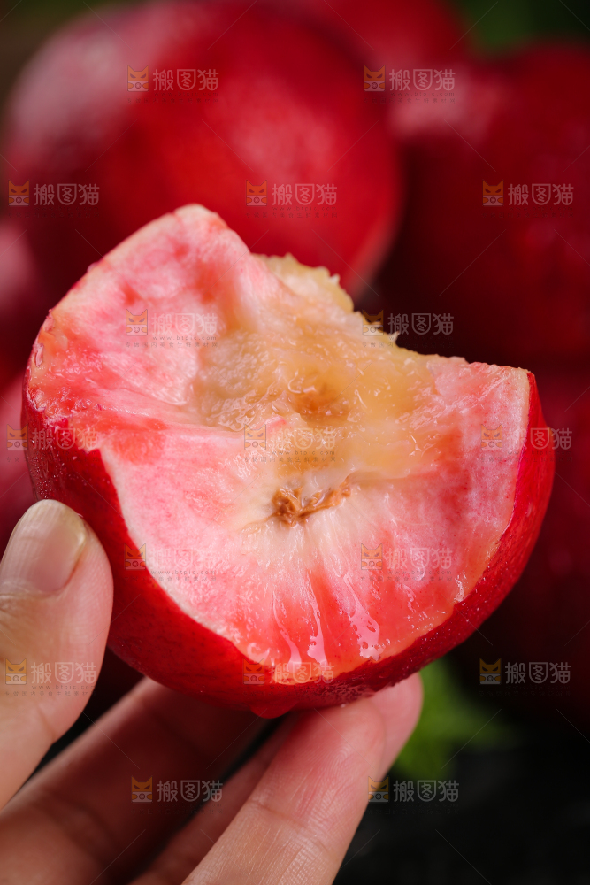 手上拿着红油桃