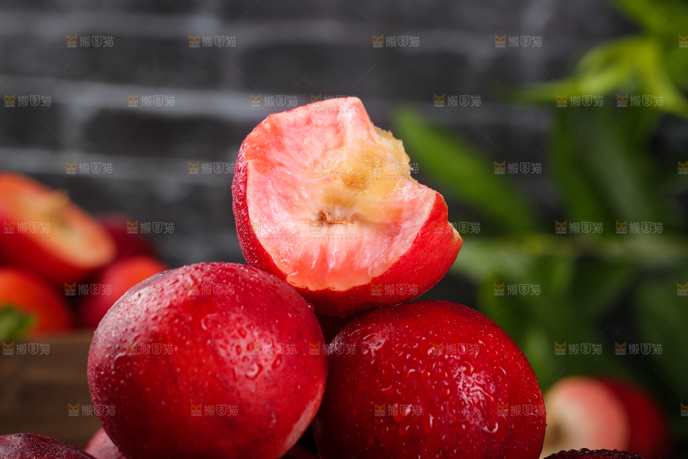 黑底上放着红油桃