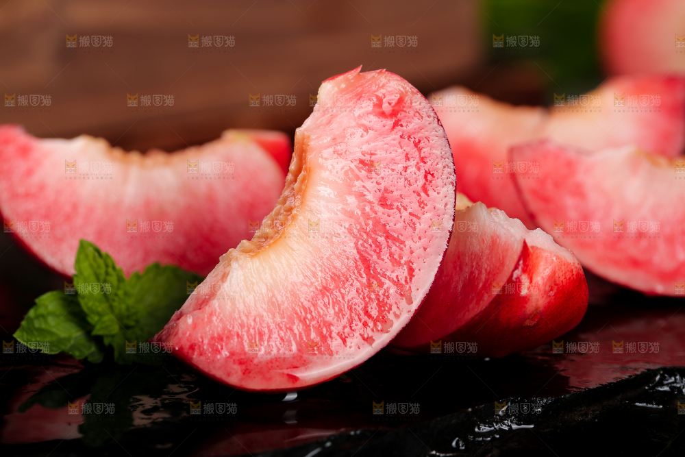 石底上放着切开的红油桃