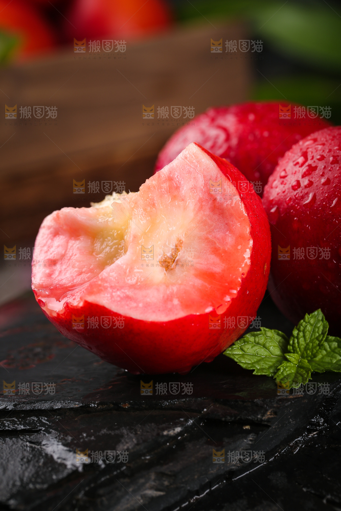 黑底上放着红油桃