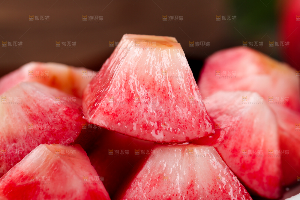新鲜的红心油桃果肉