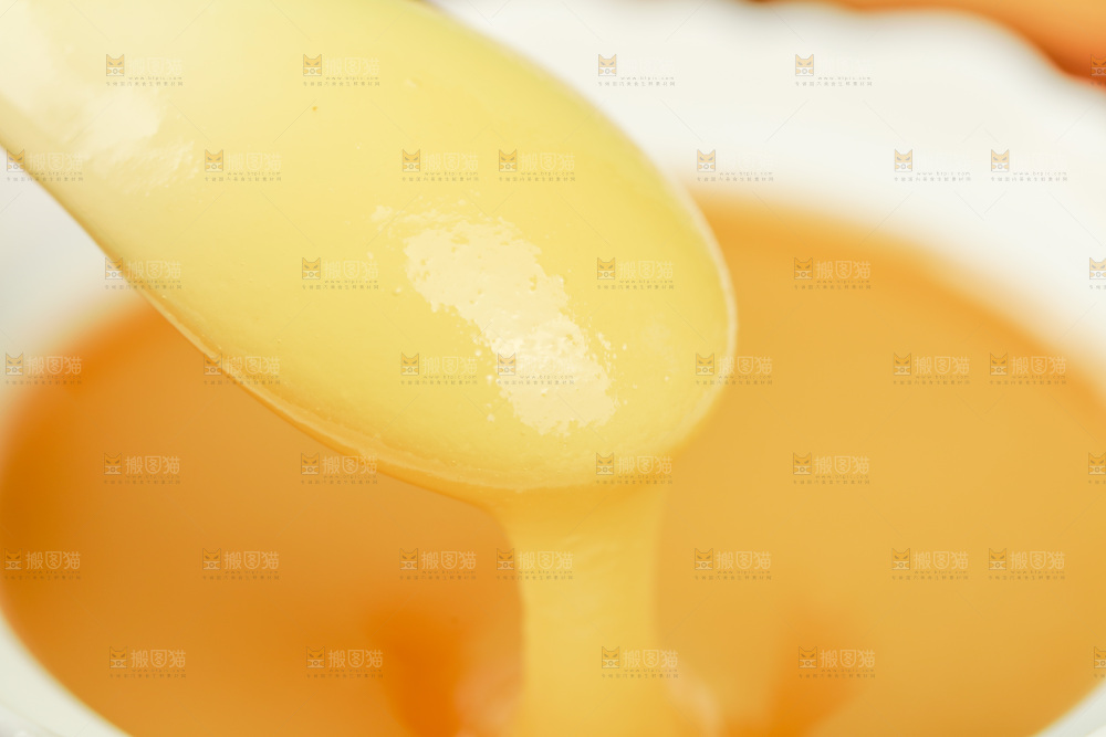 碗里装着蜂王浆