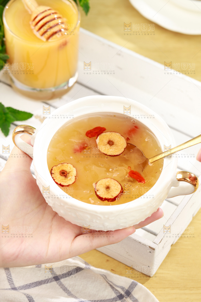 碗里的蜂糖银耳羹