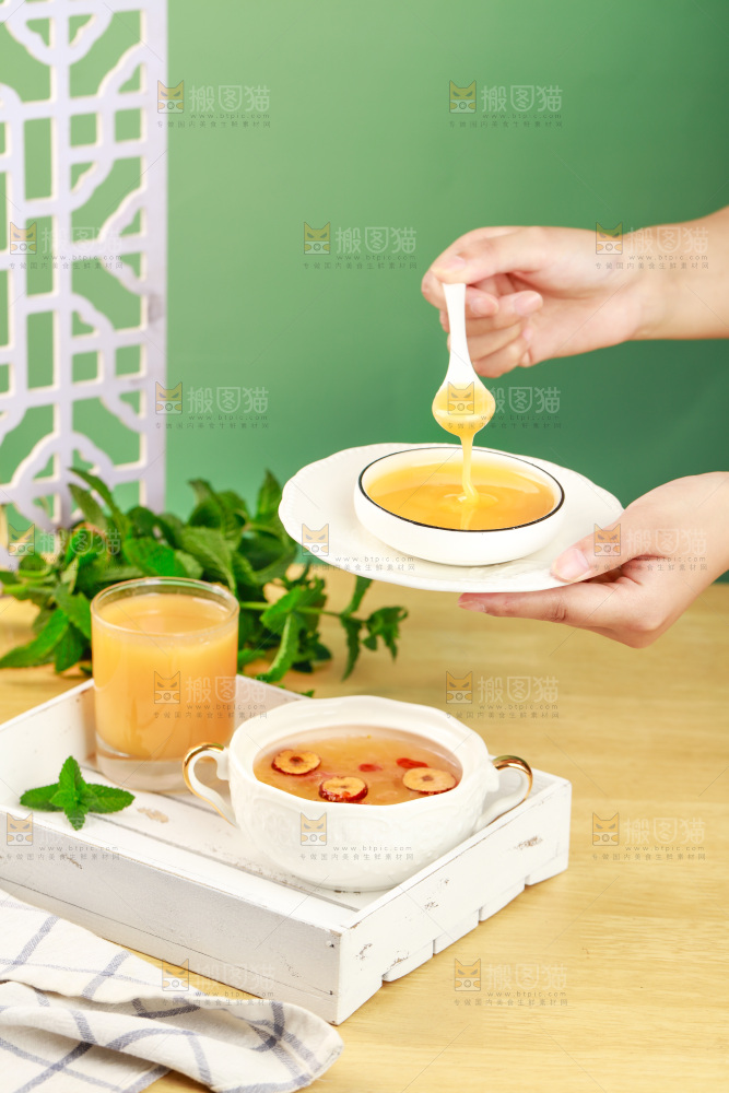 碗里放着蜂王浆