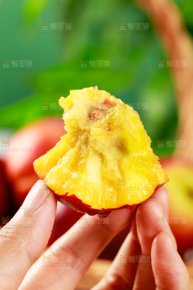 手上拿着红油桃