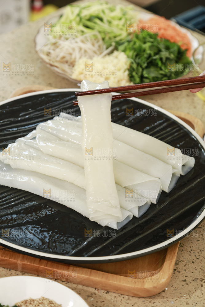 筷子上夹着凉皮