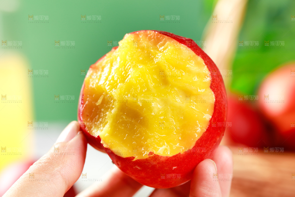 手上拿着红油桃