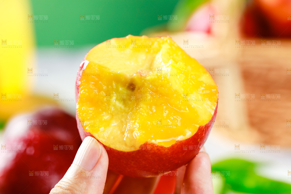 手上拿着红油桃
