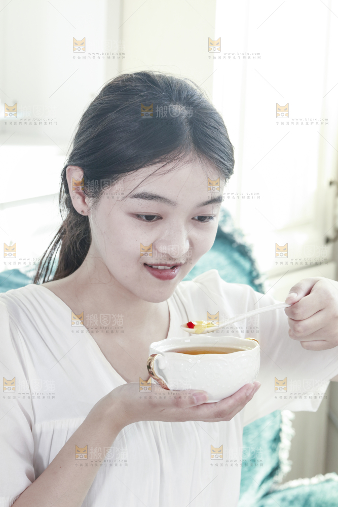 女孩正在喝蜂蜜银耳羹