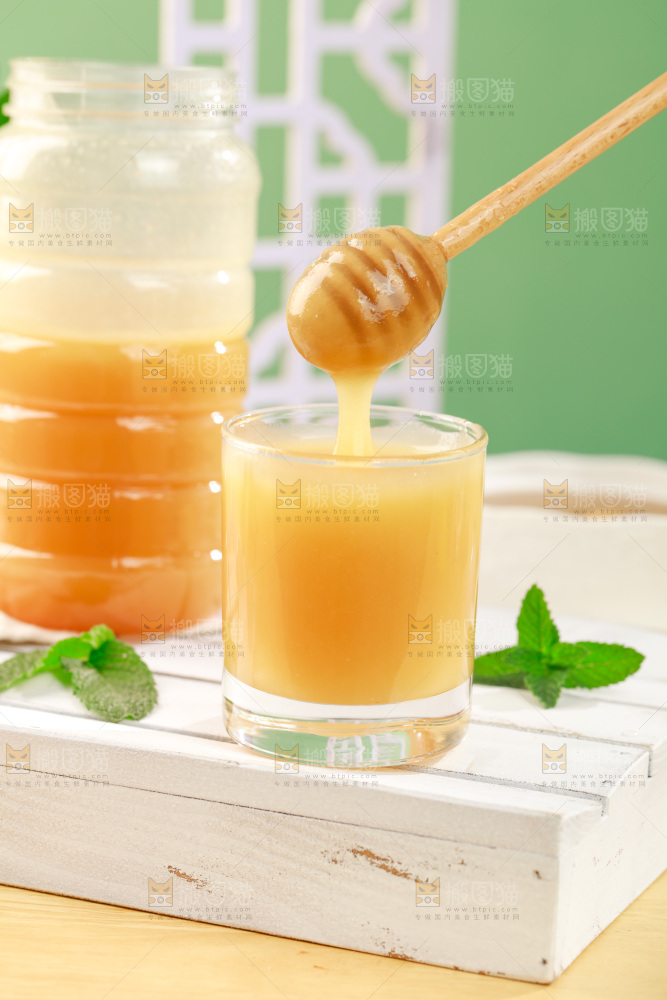 杯子里装着蜂王浆