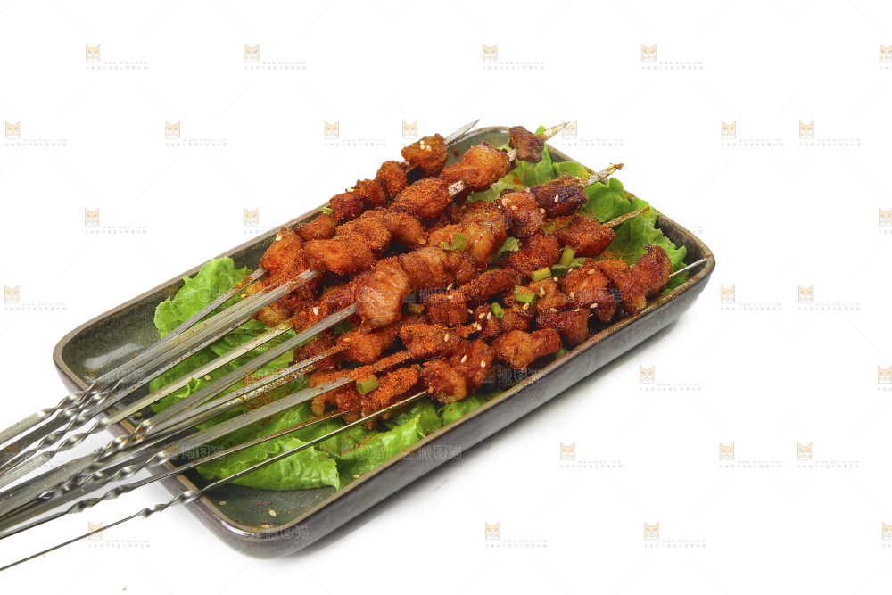 白底上放着肉串